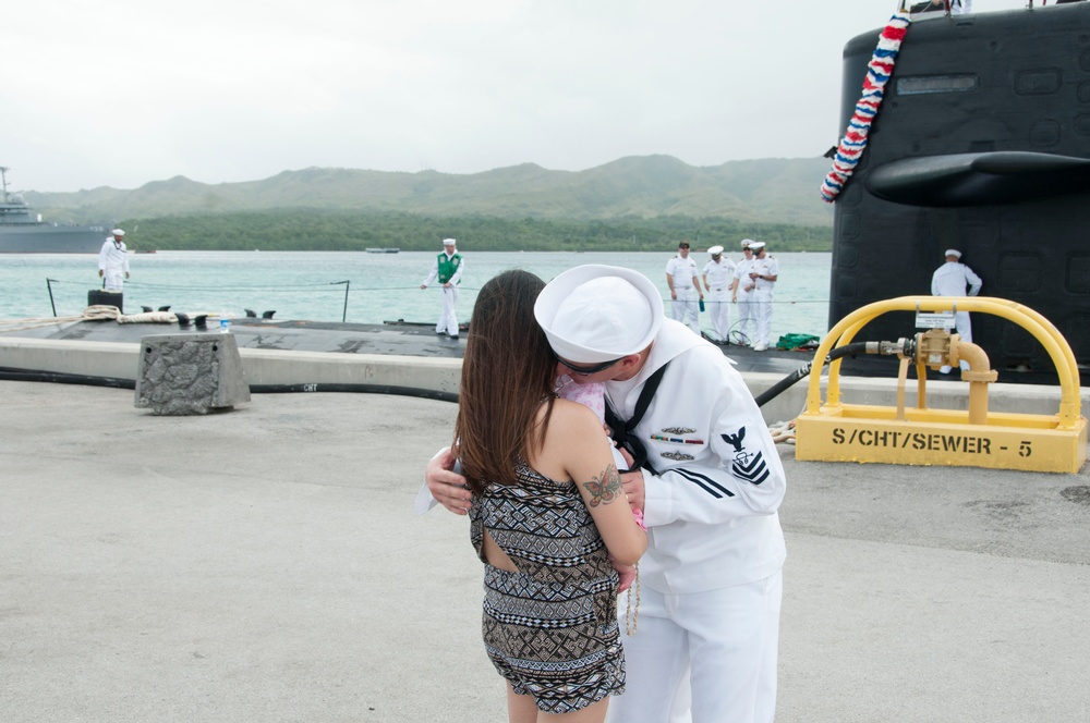 First Hug during USS Oklahoma City (SSN 723) Return to Guam Dec. 8, 2016