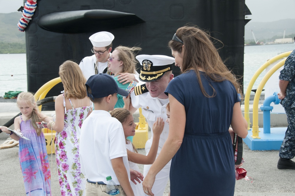 Cmdr. O'Donnell is greeted by his family during the USS Oklahoma City (SSN 723) Return to Guam Dec. 8, 2016