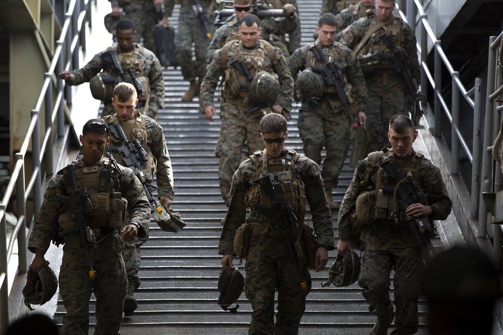 Marines take the beach, combat town in raid during ARGMEUEX