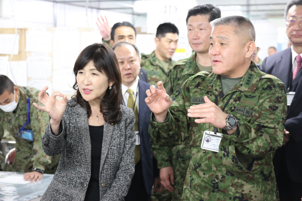 Japanese minister of defense visits Yama Sakura service members