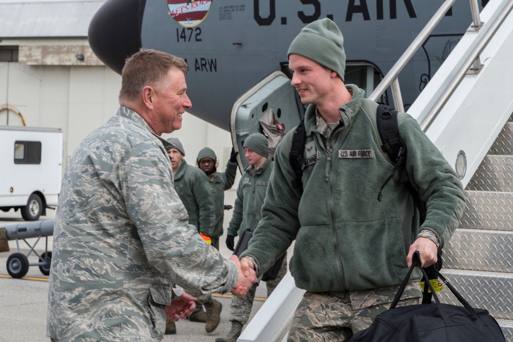 Grissom leadership greets returning Airmen