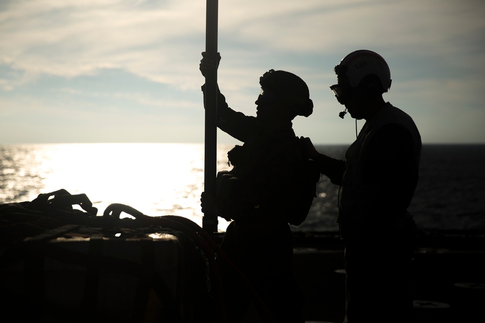 Marines, Sailors conduct external lift for ARGMEUEX