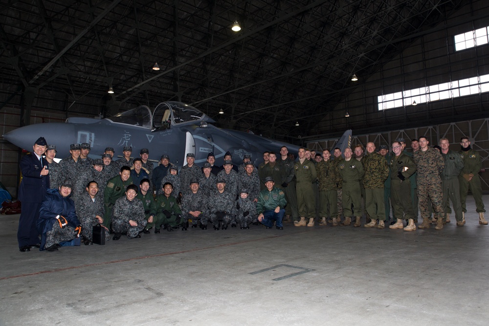 JASDF gets closer look at VMA-542’s Harriers