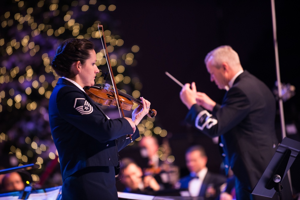 United States Air Force Band plays holiday concert for DC students at DAR Constitution Hall