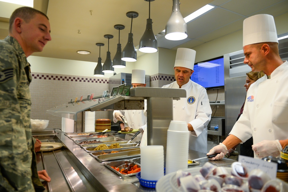 Senior leaders serve Thanksgiving lunch