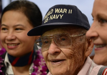 World War II veterans depart after Pearl Harbor 75th commemoration events