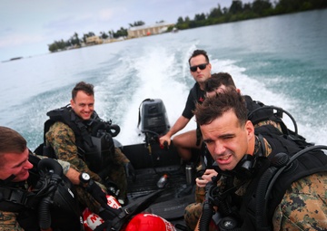4th Force Recon Marines conduct dive operations in Kaneohe Bay, Hawaii