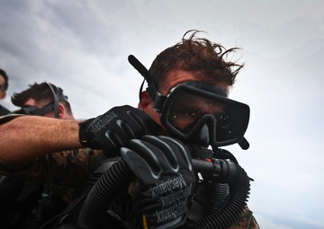 4th Force Recon Marines conduct dive operations in Kaneohe Bay, Hawaii