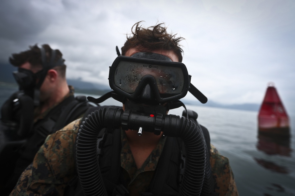 4th Force Recon Marines conduct dive operations in Kaneohe Bay, Hawaii