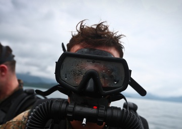 4th Force Recon Marines conduct dive operations in Kaneohe Bay, Hawaii