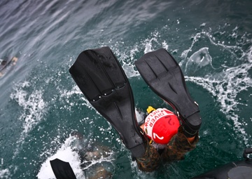 4th Force Recon Marines conduct dive operations in Kaneohe Bay, Hawaii