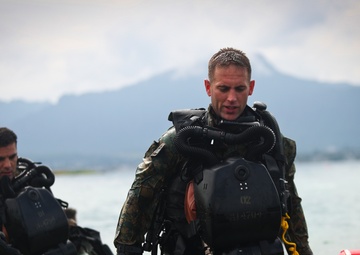 4th Force Recon Marines conduct dive operations in Kaneohe Bay, Hawaii
