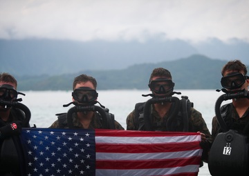 4th Force Recon Marines conduct dive operations in Kaneohe Bay, Hawaii