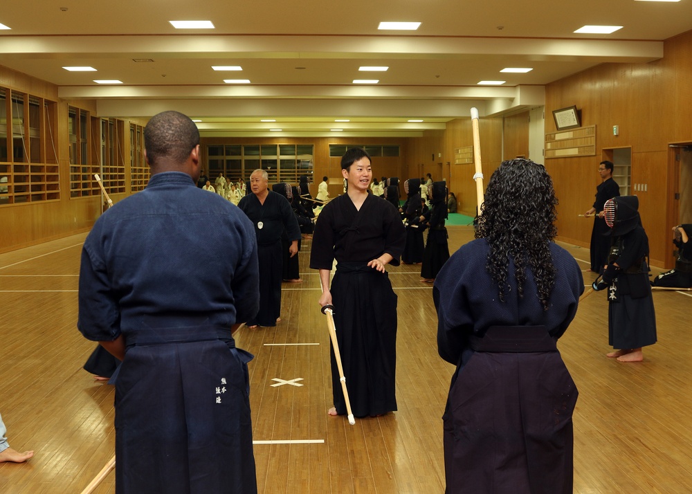Soldiers Learn Kendo