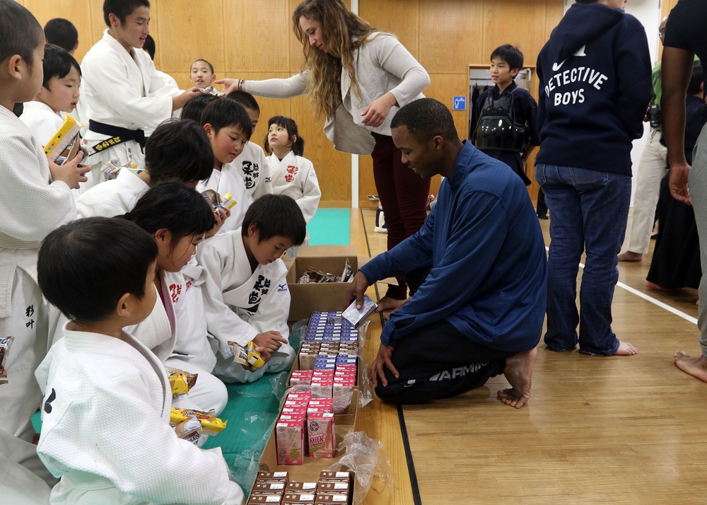Williams and Burkett Hand Out Snacks to Japanese Children
