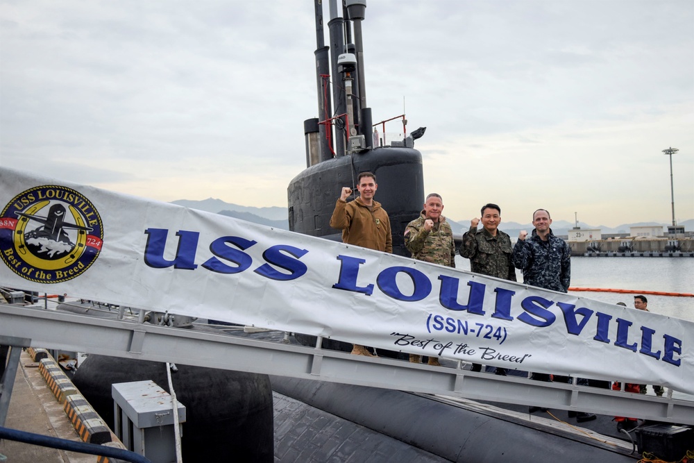 USFK and CFC Visit to USN Submarine