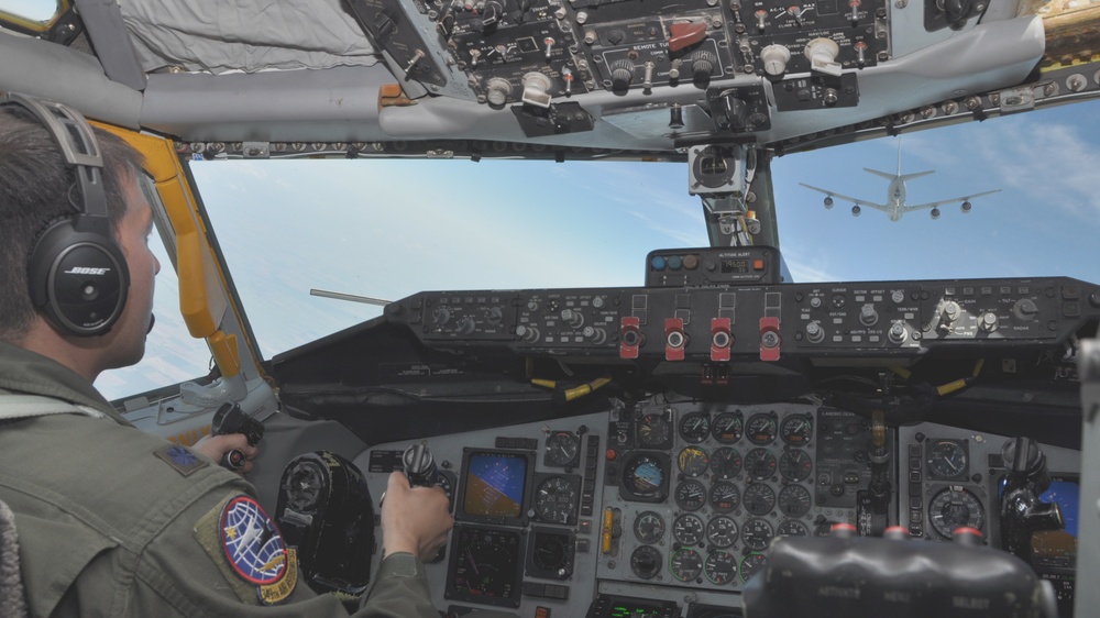 McConnell Pilots conduct receiver training
