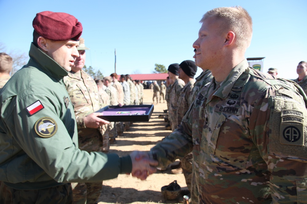 Polish Deputy Commander shakes hands with paratroopers