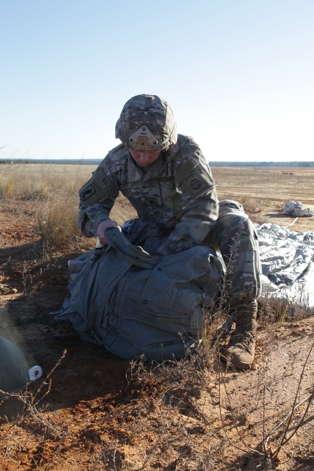 Recovers parachute