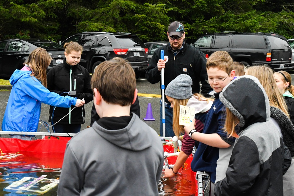 Students build ROVs at Mullenix Ridge Elementary School STEM Event