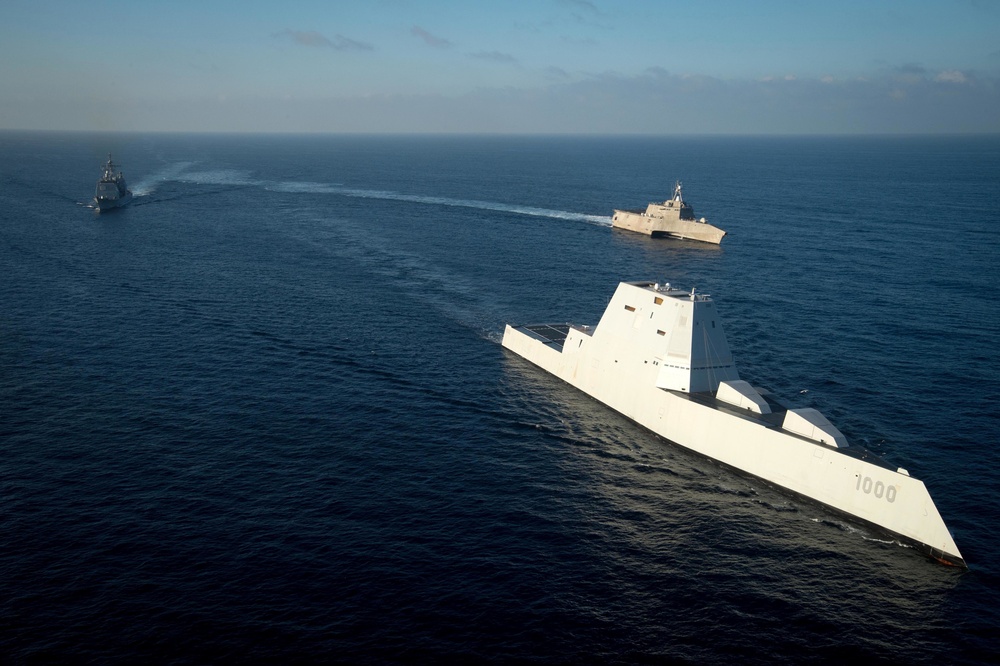 USS Zumwalt (DDG 1000) steams in formation with USS Independence (LCS 2) and USS Bunker Hill (CG 52) on the final leg of her three-month journey to her new homeport in San Diego
