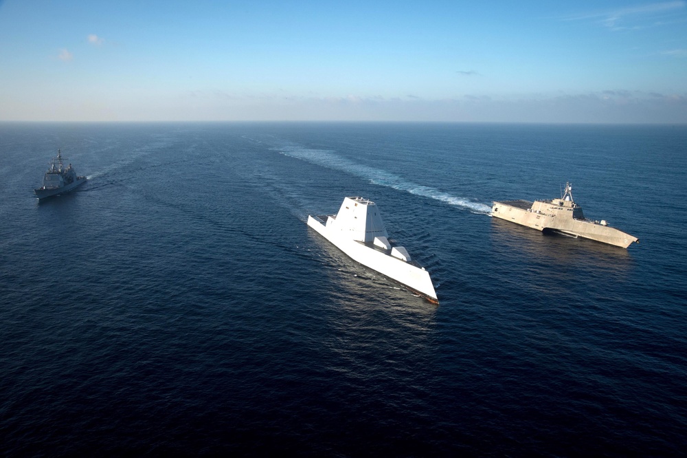 USS Zumwalt (DDG 1000) steams in formation with USS Independence (LCS 2) and USS Bunker Hill (CG 52) on the final leg of her three-month journey to her new homeport in San Diego