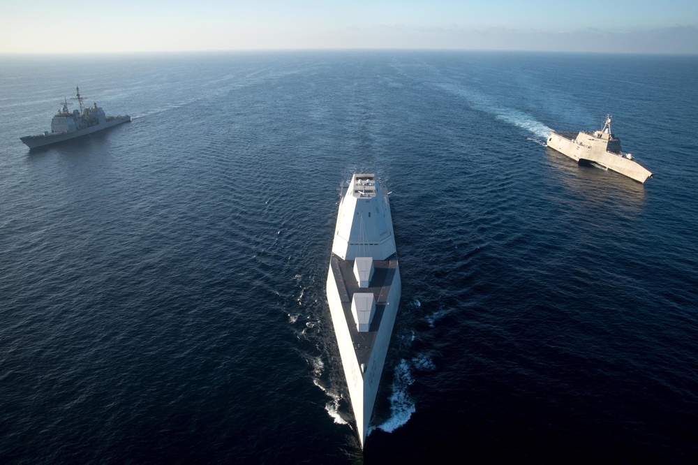 USS Zumwalt (DDG 1000) steams in formation with USS Independence (LCS 2) and USS Bunker Hill (CG 52) on the final leg of her three-month journey to her new homeport in San Diego