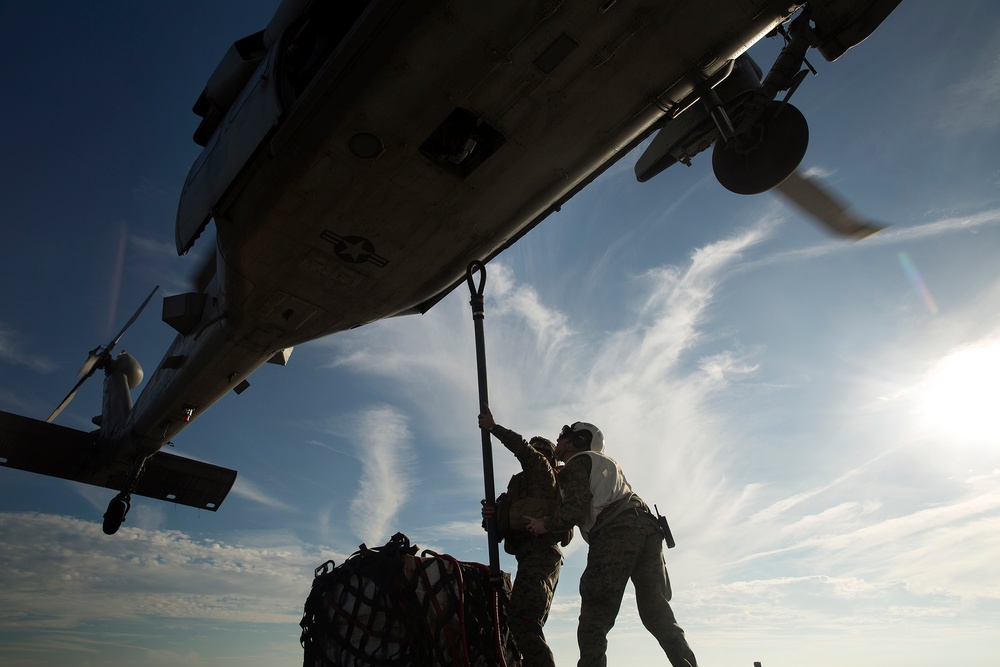 Marines, Sailors conduct external lift for ARGMEUEX