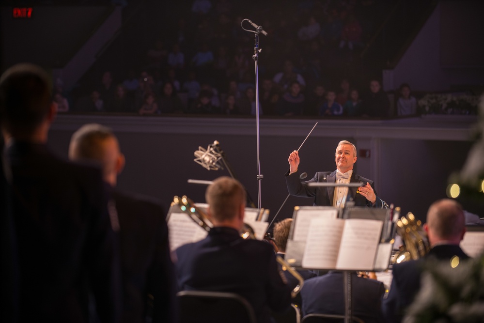 United States Air Force Band plays holiday concert for DC students at DAR Constitution Hall