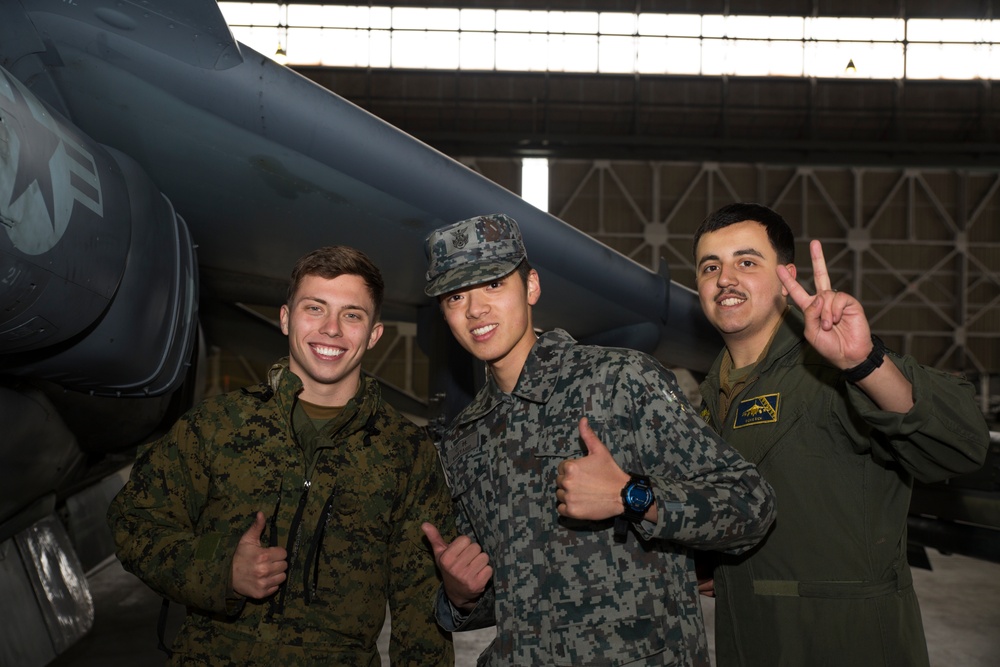 JASDF gets closer look at VMA-542’s Harriers