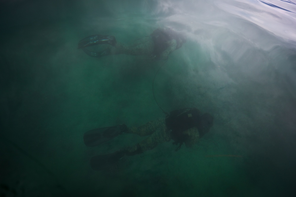 4th Force Recon Marines conduct dive operations in Kaneohe Bay, Hawaii