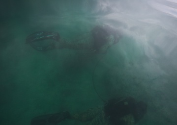 4th Force Recon Marines conduct dive operations in Kaneohe Bay, Hawaii