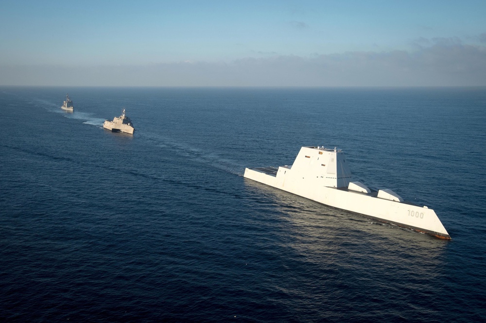 USS Zumwalt (DDG 1000) steams in formation with USS Independence (LCS 2) and USS Bunker Hill (CG 52) on the final leg of her three-month journey to her new homeport in San Diego