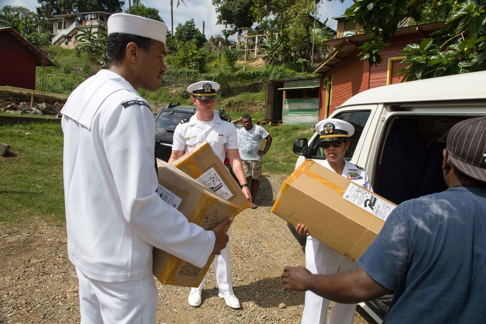 USS Sampson sailors visit local school.