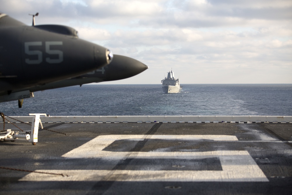 USS Bataan refuels during ARGMEUEX