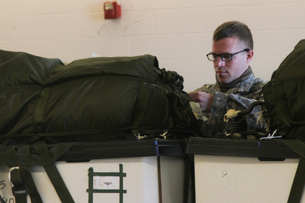 Nashville riggers, Lifeliner Soldiers  unite for airdrop training