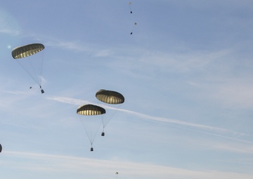Nashville riggers, Lifeliner Soldiers  unite for airdrop training