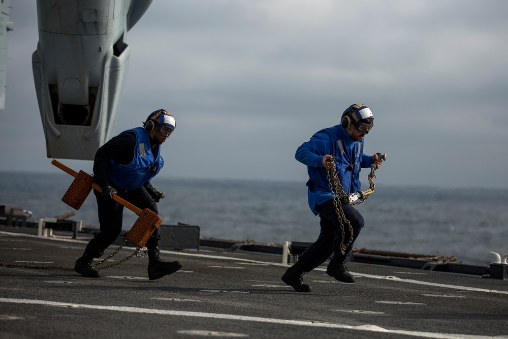 Sailors, Marines conduct flight ops on USS Carter Hall (LSD-50)