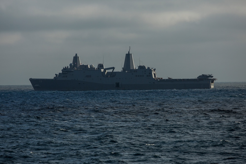 Sailors, Marines conduct flight ops on USS Carter Hall (LSD-50)