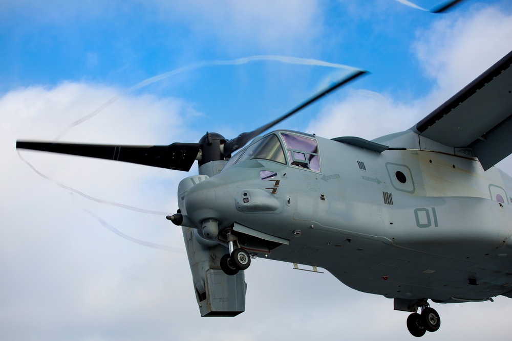 Sailors, Marines conduct flight ops on USS Carter Hall (LSD-50)