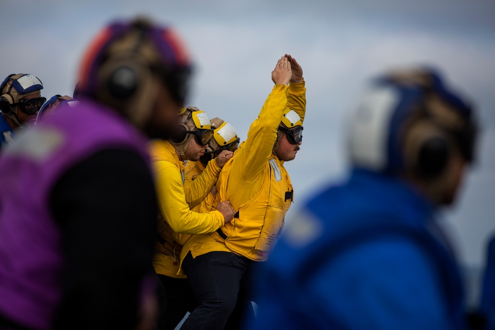 Sailors, Marines conduct flight ops on USS Carter Hall (LSD-50)