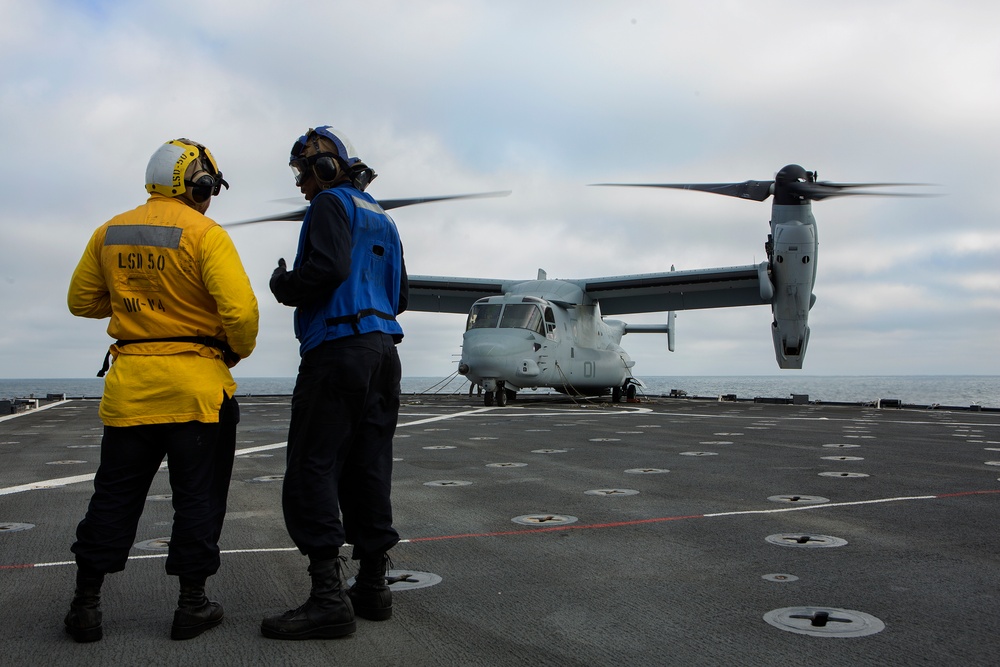 Sailors, Marines conduct flight ops on USS Carter Hall (LSD-50)