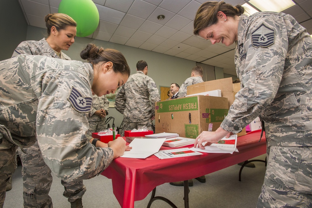 Airmen and fourth graders bring holidays to veterans
