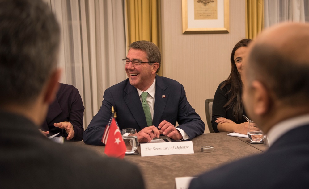 SD meets with Turkish minister of defense