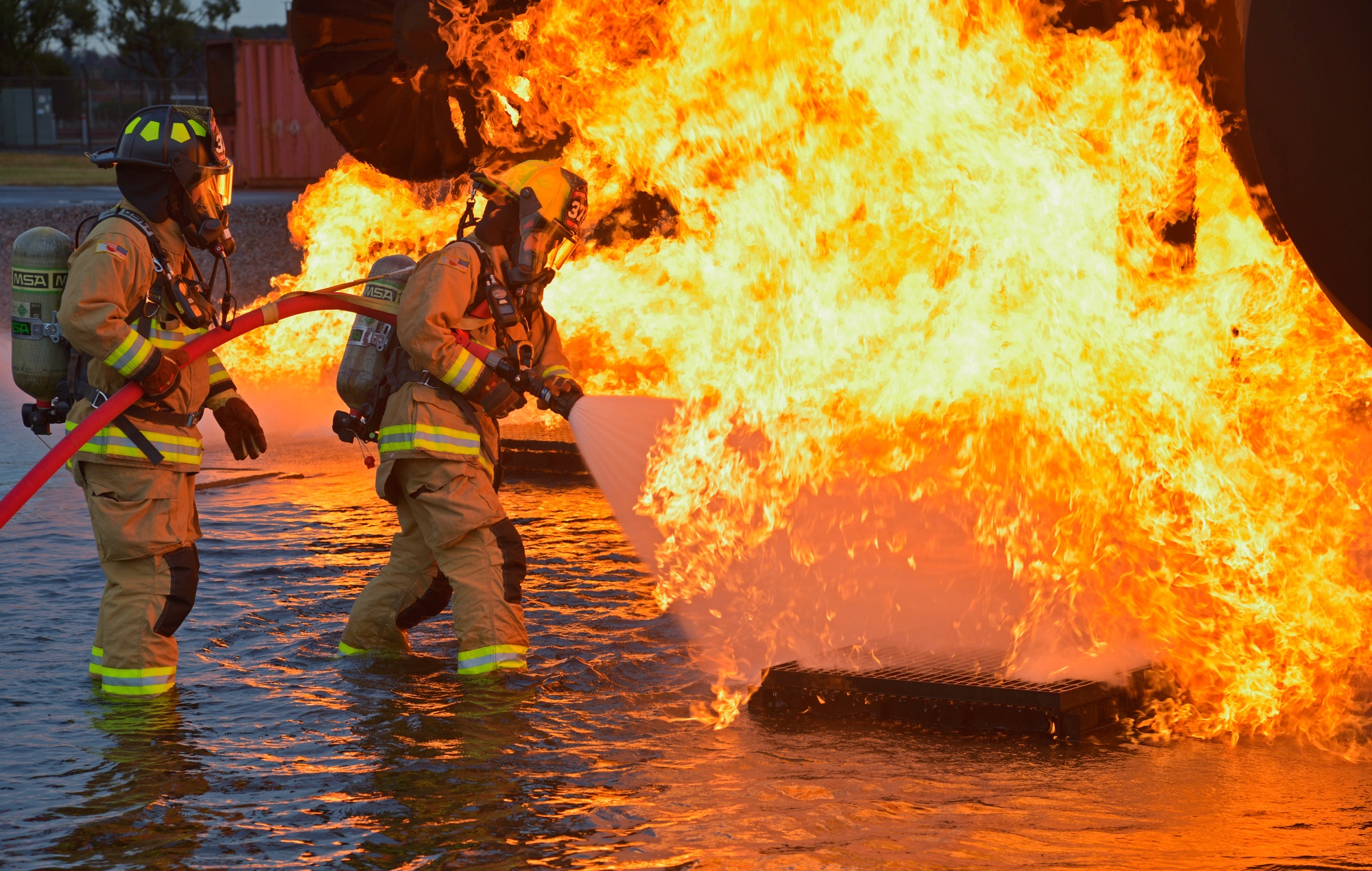 Putting on fire. Put out a Fire. Fire Extinguisher puts out the Fire. Пожарный сыплет огонь. Firefighter put out Fair.