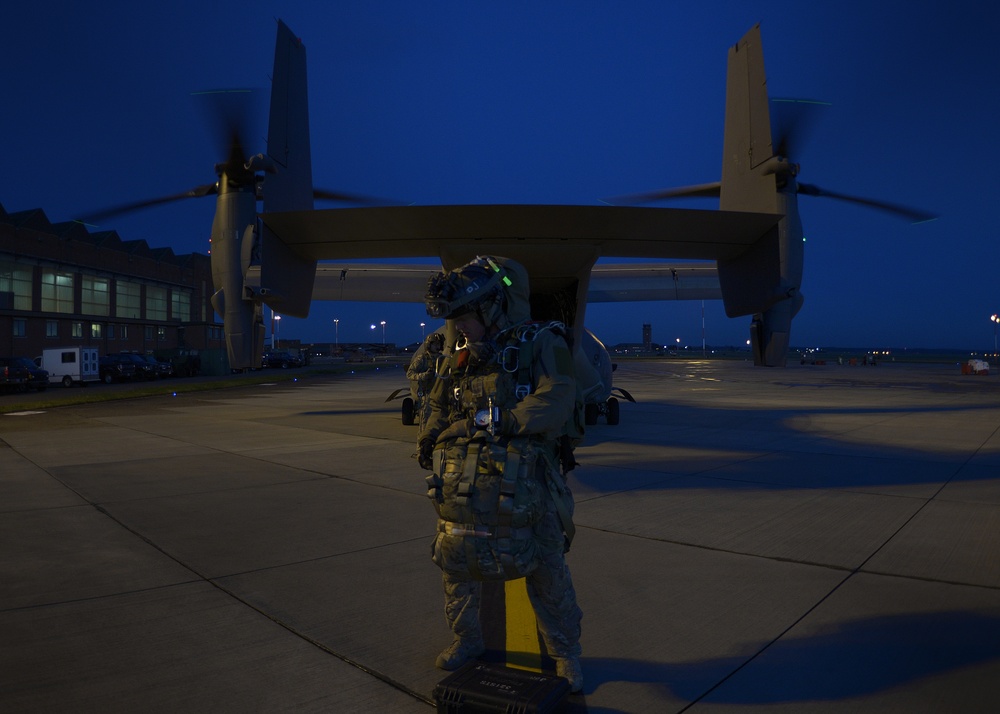321st STS jumpmaster performs advance-level training