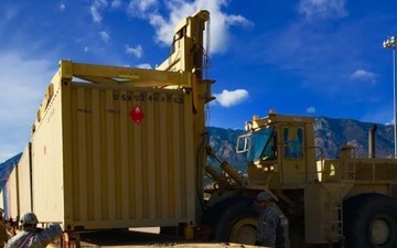 576 preps containers for rail load operations