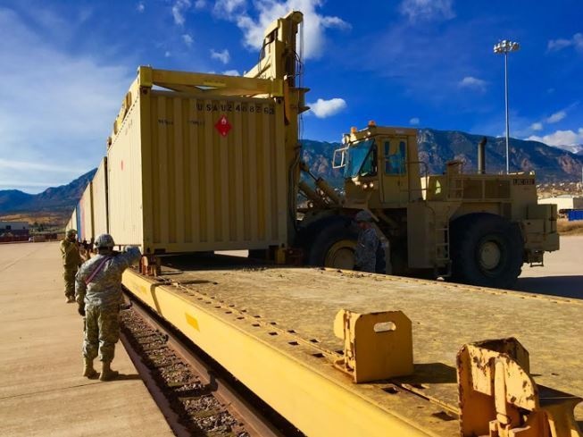 576 preps containers for rail load operations