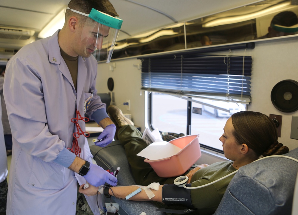 Season of giving: Service members donate blood