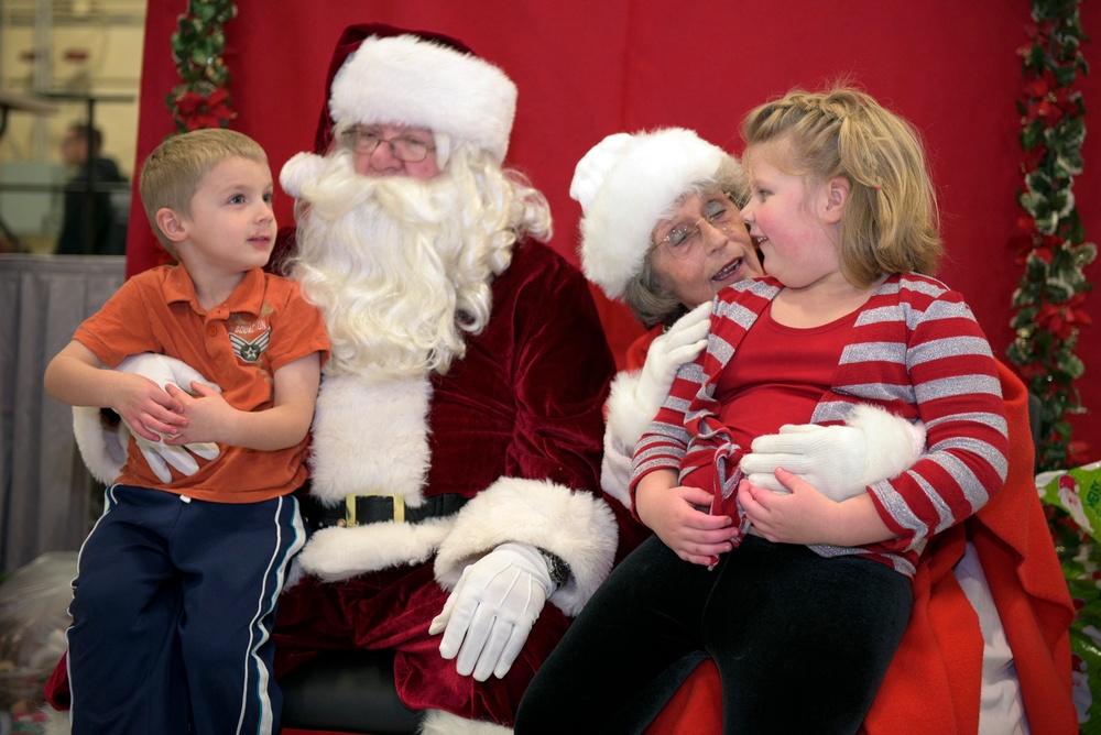 Peoria Air Guard family celebrates holidays together